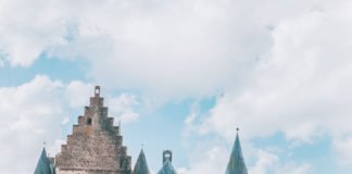 Check out 20 of the most beautiful castles in the world on avenlylanetravel.com #AVENLYLANETRAVEL #AVENLYLANE #castles #europe #travel #travelinspiration #beautifulplaces #beautifulphotos