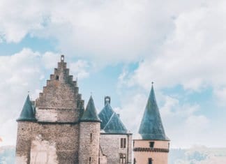 Check out 20 of the most beautiful castles in the world on avenlylanetravel.com #AVENLYLANETRAVEL #AVENLYLANE #castles #europe #travel #travelinspiration #beautifulplaces #beautifulphotos