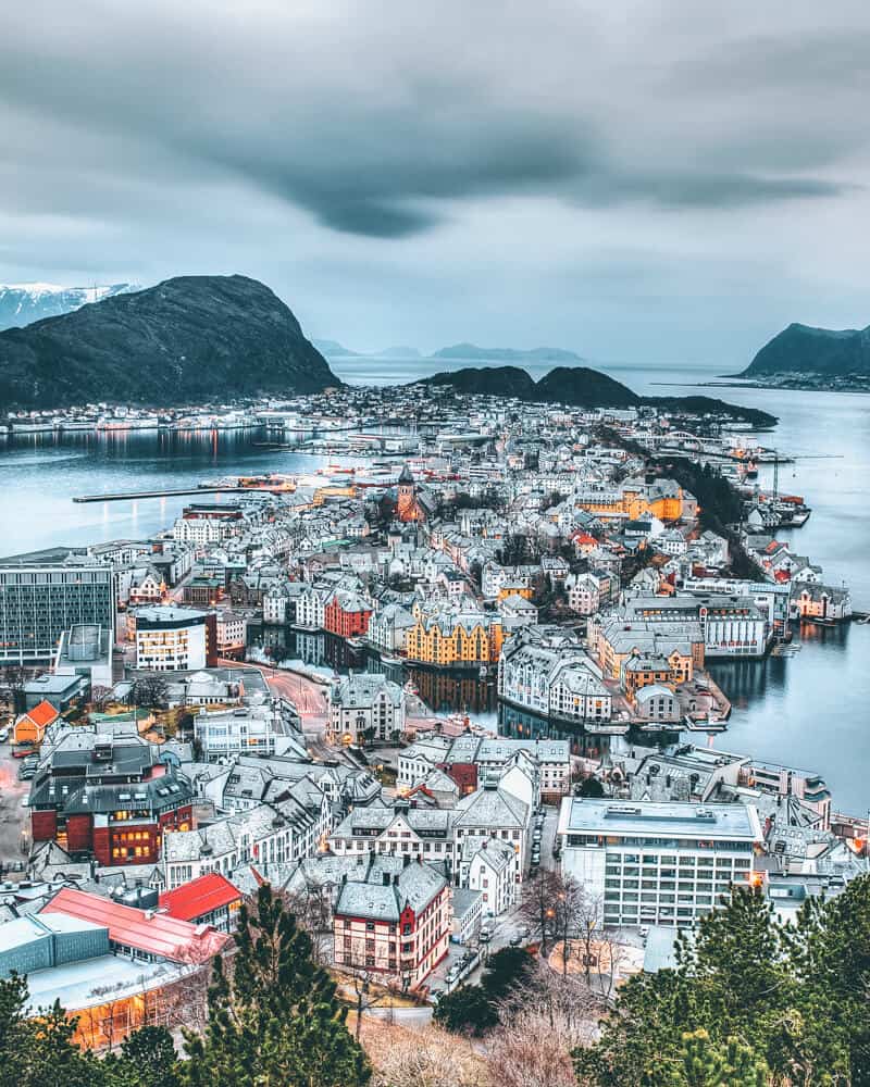 Gorgeous city of Ålesund. Norway is one of the most breathtakingly beautiful countries in the world and these photos prove it! So amazing! Here are some of the top places to see in Norway. #norway #norwayphtoos #norwayphotography #avenlylanetravel #avenlylane #europe #travelinspiration #beautifulplaces 