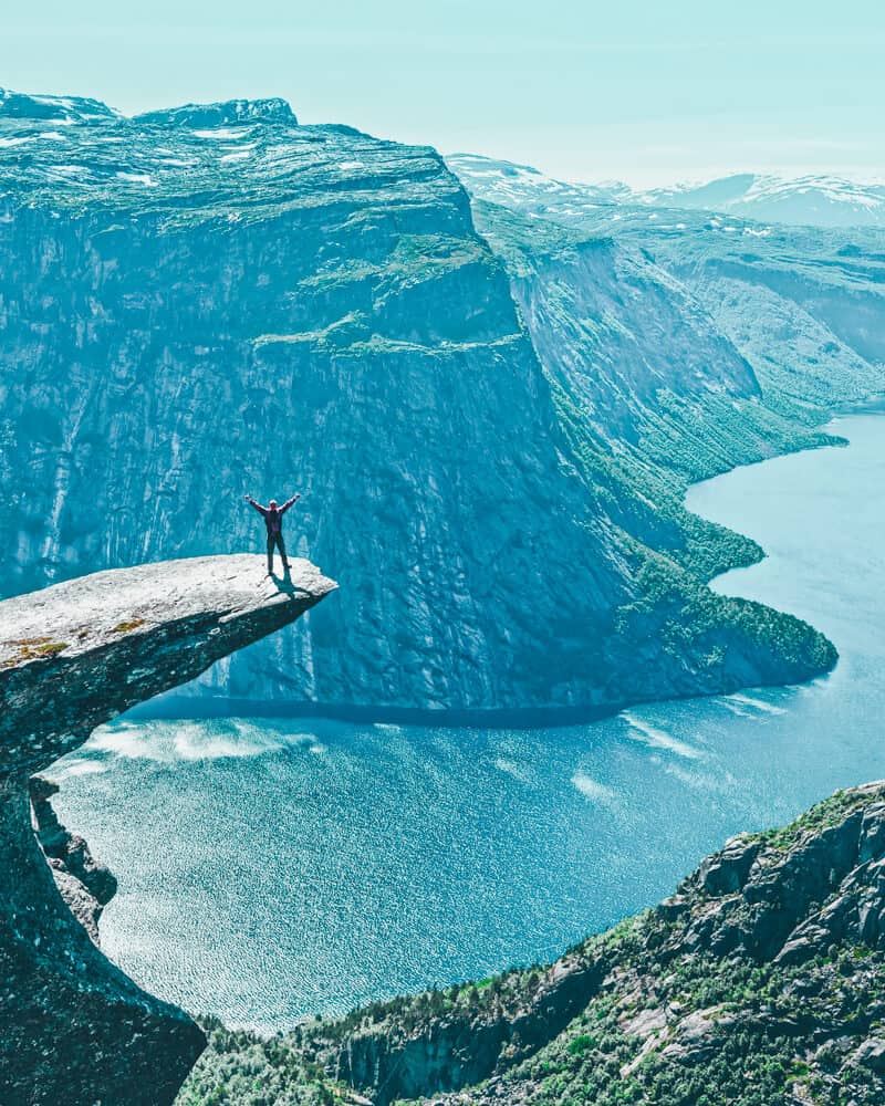  Trolltunga, Odda Norway. Norway is one of the most breathtakingly beautiful countries in the world and these photos prove it! So amazing! Here are some of the top places to see in Norway. #norway #norwayphtoos #norwayphotography #avenlylanetravel #avenlylane #europe #travelinspiration #beautifulplaces 