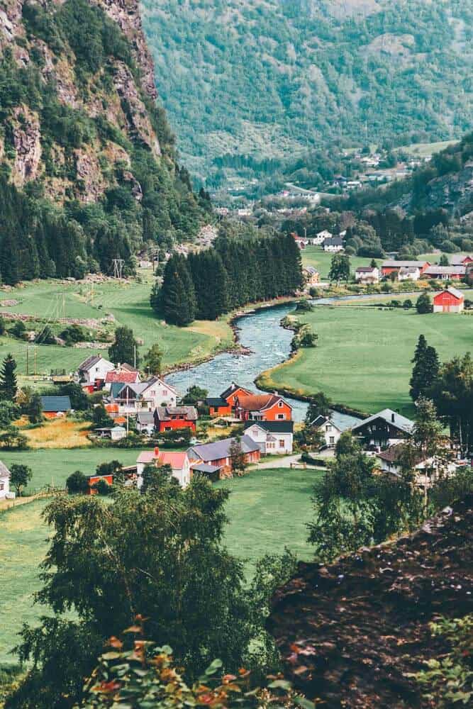  Norway is one of the most breathtakingly beautiful countries in the world and these photos prove it! So amazing! Here are some of the top places to see in Norway. #norway #norwayphtoos #norwayphotography #avenlylanetravel #avenlylane #europe #travelinspiration #beautifulplaces 