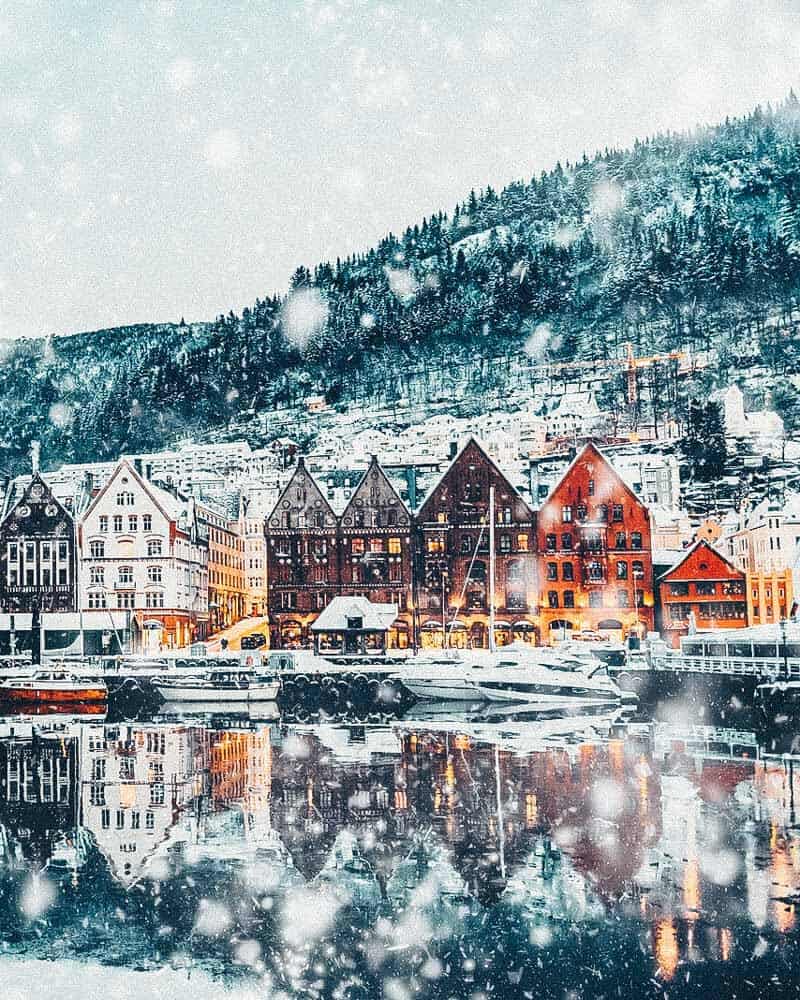 Norway is one of the most breathtakingly beautiful countries in the world and these photos prove it! So amazing! Here are some of the top places to see in Norway. #norway #norwayphtoos #norwayphotography #avenlylanetravel #avenlylane #europe #travelinspiration #beautifulplaces 