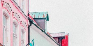 Old Town Tallinn Estonia! If you are planning on traveling to Europe you need to check out Tallinn. It is one of the most beautiful cities in Europe - a real life fairy tale! Check out the top 10 things to do in Tallinn on avenlylanetravel.com | #tallinn #tallinnestonia #estonia #europe #europetravel #travelinspiration #beautifulplaces #bucketlist #travelbucketlist #europebucketlist #avenlylane #avenlylanetravel