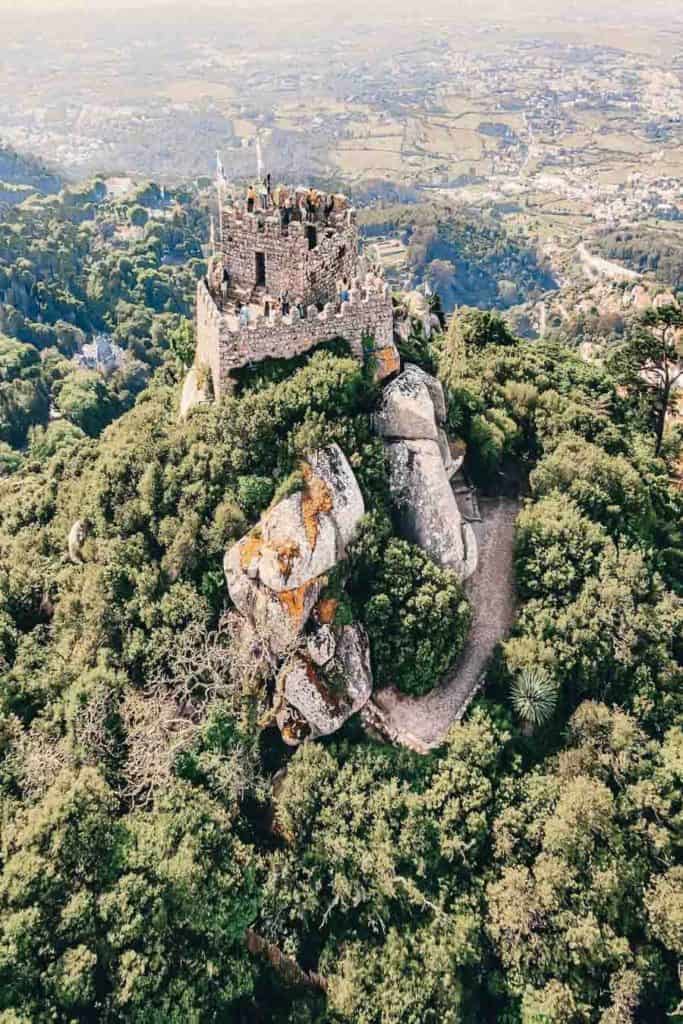 Castle of Moors in Sintra Portugal! Planning a trip to Lisbon Portugal? Lisbon to Sintra makes for the perfect day trip. Check out the top things to do in Sintra Portugal on avenlylanetravel.com