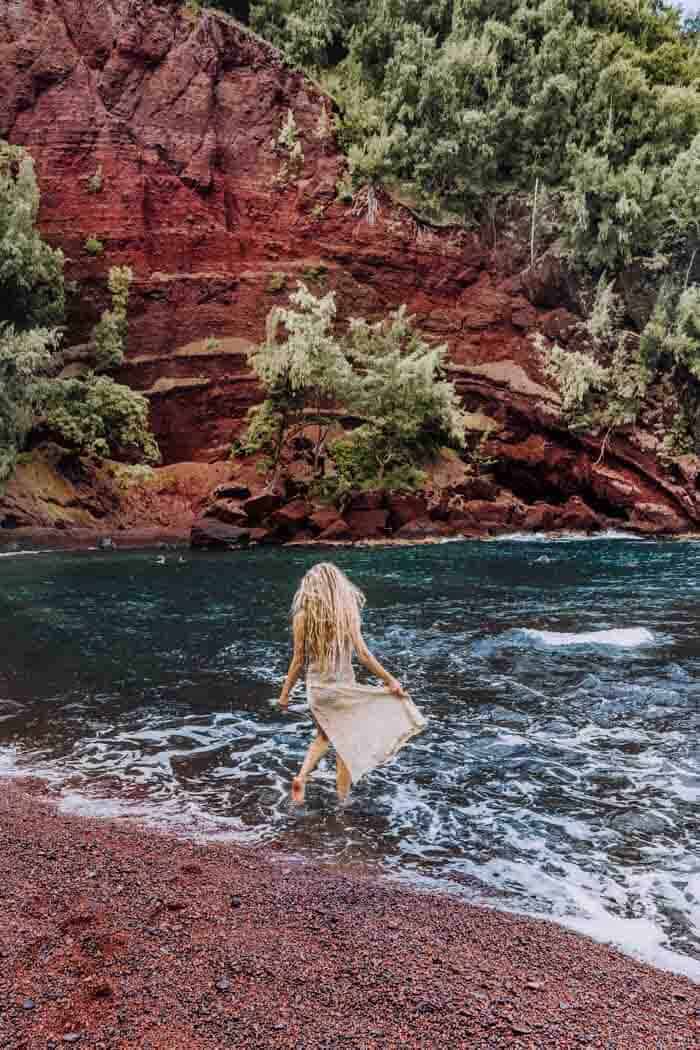 utilsigtet hændelse træthed aluminium Red Sand Beach (Kaihalulu Beach) in Maui - Avenly Lane Travel