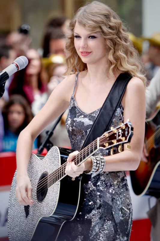 Taylor Swift performing live