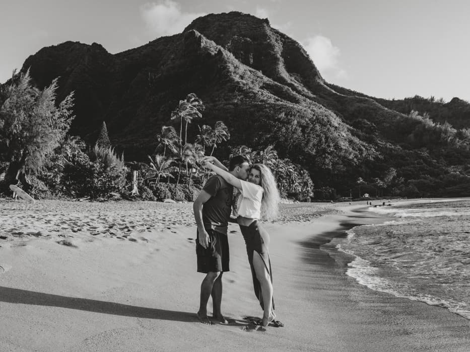 Tunnels beach couples photos