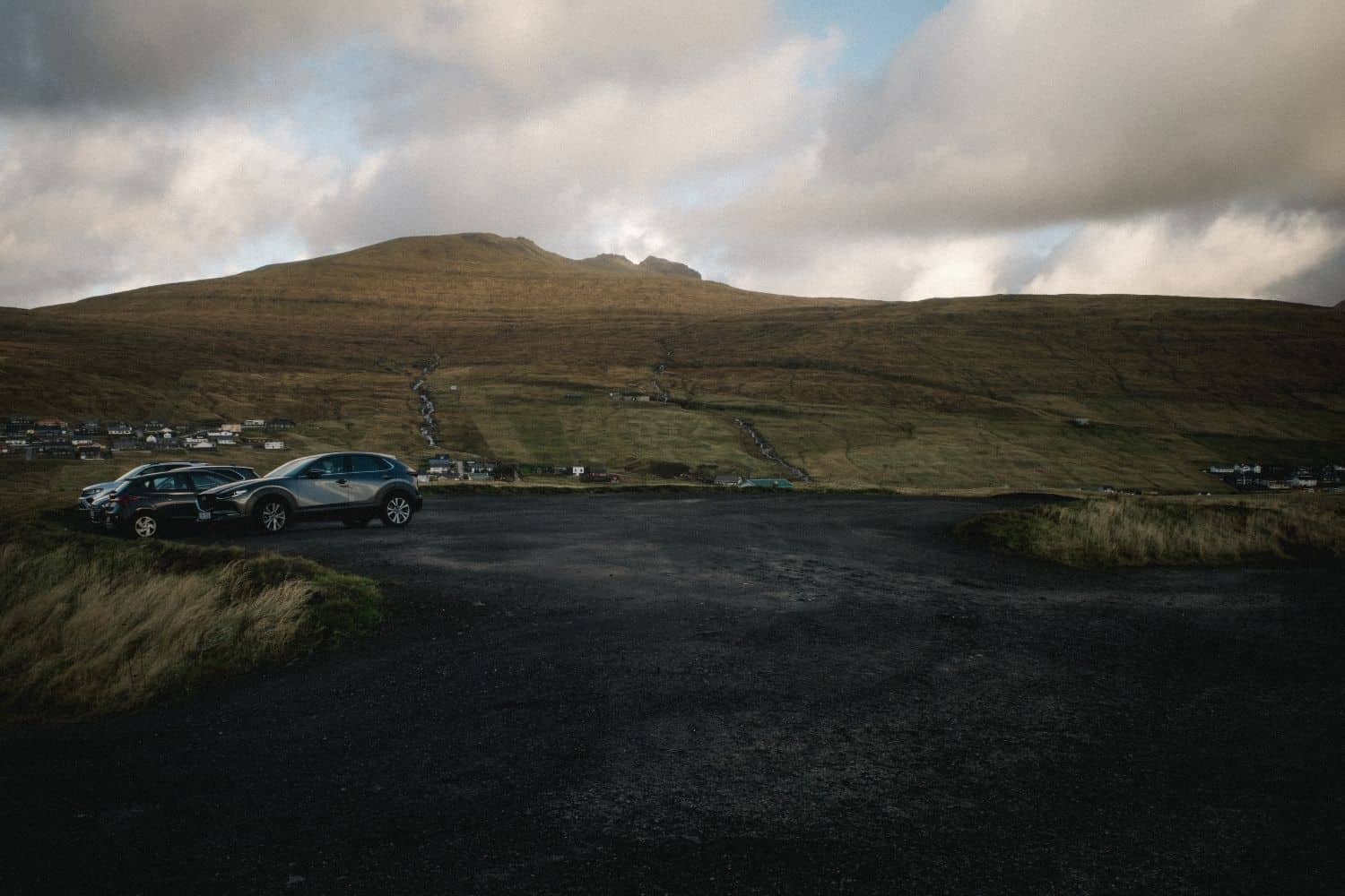 Trælanípa and Bøsdalafossur Hike parking lot