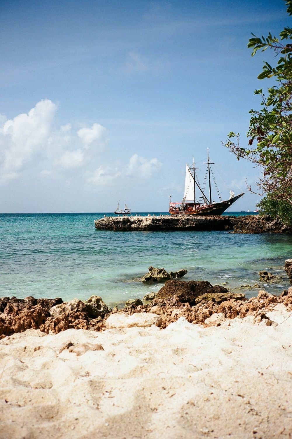 Tour boat Malmok Beach